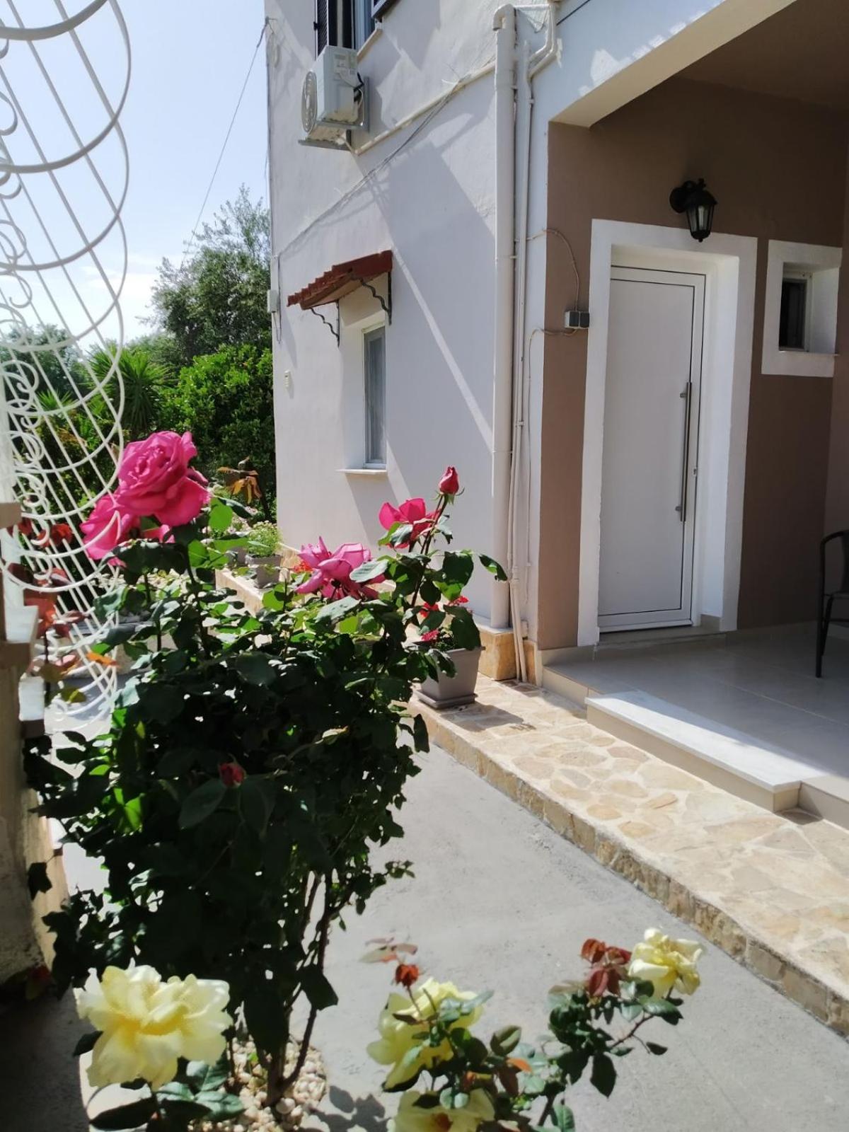 Trousas Apartments Roda  Bagian luar foto
